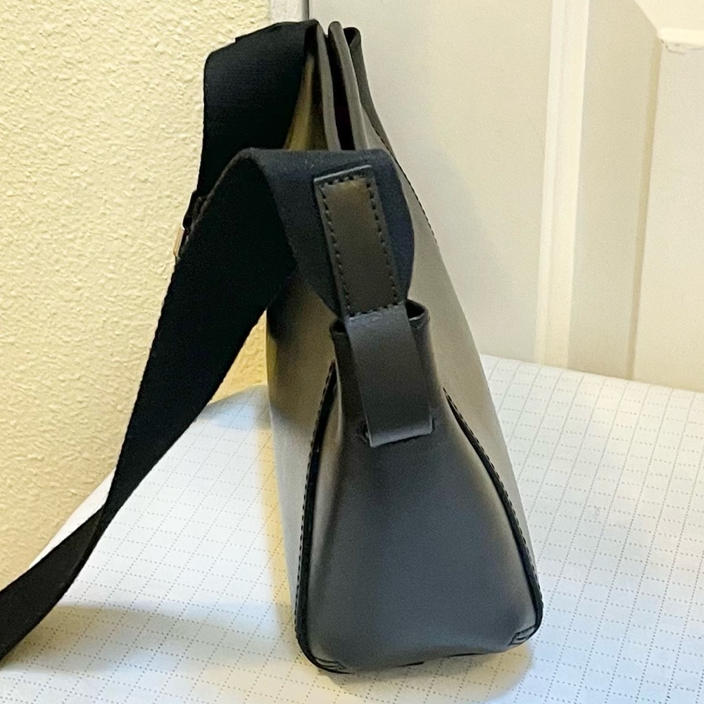 Everlane Mini The Form crossbody bag - Picture 11 of 16